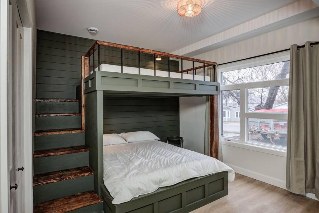 Chic Suite By Westlynn Little Current Екстериор снимка